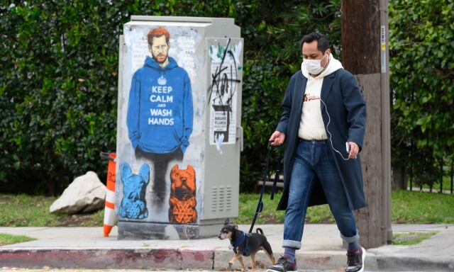 I LOS ANGELES: At paret nå har bosatt seg i USA har inspirert gatekunstnerne. Dette verket av prins Harry i en hettetrøye med corona-vennlig trykk er satt opp i den amerikanske storbyen. Foto: NTB scanpix I LOS ANGELES: At paret nå har bosatt seg i USA har inspirert gatekunstnerne. Dette verket av prins Harry i en hettetrøye med corona-vennlig trykk er satt opp i den amerikanske storbyen. Foto: NTB scanpix